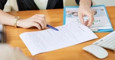 Una persona con el formulario de petición de atención por Servicios Sociales (Fuente: Servimedia)