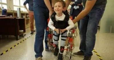 Un niño probando el exoesqueleto pediátrico de Marsi Bionics patentado por el CSIC