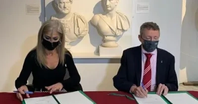 Patricia del Pozo y Cristóbal Martínez durante la firma del acuerdo