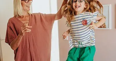 Una señora mayor jugando con una niña, las dos con gafas graduadas (Fuente: ALAIN AFFLELOU)