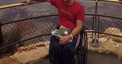 El ingeniero informático granadino, José Antonio Martín García, con parálisis cerebral y usuario de silla de ruedas, en uno de sus viajes (Fuente: La Ciudad Accesible)