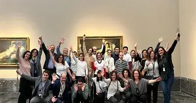 Fotografía de familia con los jóvenes de la Fundación Prodis y voluntarios de AXA que participaron en el Museo del Prado (Fuente: Fundación Prodis)