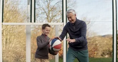 Niño jugando con persona mayor para combatir el edadismo