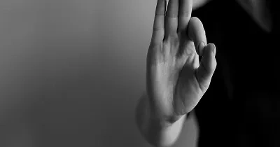 Una persona hablando con lengua de signos (Fuente: CNSE)