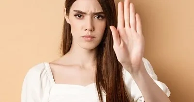 Una mujer sorda con señal de enfado (Fuente: Tododisca)