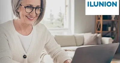 Una trabajadora mayor utilizando un portátil (Fuente: ILUNION)