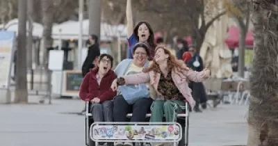 Una secuencia de la serie FÁCIL, con sus protagonistas, entre ellas Natalia de Molina y Anna Castillo