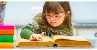 Niña con síndrome de Down leyendo