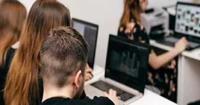 Estudiantes con ordenadores, UPM