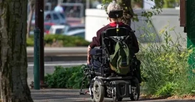 Imagen de una persona usuaria de silla de ruedas, afectada por esclerosis múltiple