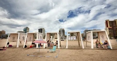 Vista de la zona adaptada de la playa Norte de Gandia, donde se han mejorado las instalaciones. Fotografía de Natxo Francés.