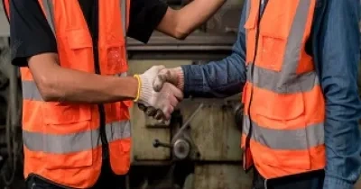 Dos personas llegando a un acuerdo y dándose la mano, objetivo que se persigue para poner fin al Empleo Segregado de personas con discapacidad