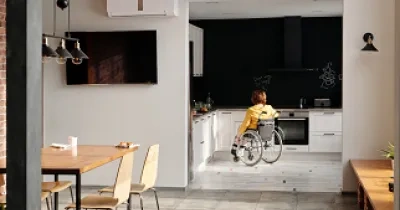 persona con discapacidad física en la cocina de su apartamento