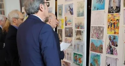 Gabilondo observa los dibujos premiados (Fuente: Defensor del Pueblo)