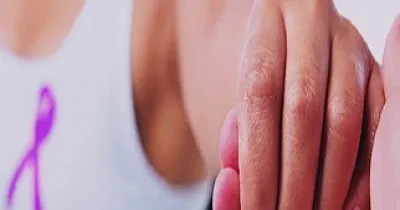 Una mujer con lazo rosa da la mano a otra (Fuente:  (Fuente: Sysmex España)