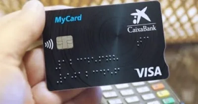 Imágen de una tarjeta MyCard de CaixaBank, con sistema Braille