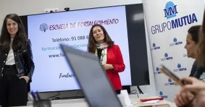 Voluntarias del Grupo Mutua Madrileña impartiendo formación en la Escuela de Fortalecimiento de la Fundación Integra (Fuente: Fundación Integra)