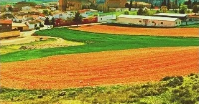 Vista desde las afueras, de un pueblo y sus campos