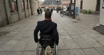 Una persona en silla de ruedas, usuario de la Tarjeta Europea de Discapacidad