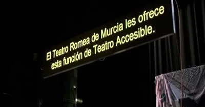 Detalle de subtítulo en una función accesible en el Teatro Romea de Murcia (Fuente: Teatro Accesible)