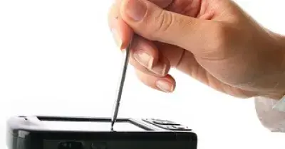 Persona con puntero anotando algo en un dispositivo digital