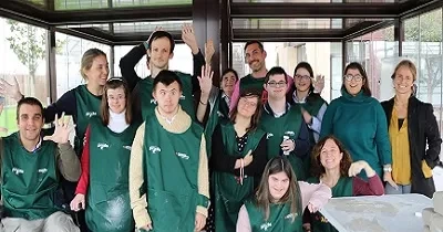 El artista Jacinto de Manuel con alumnos y voluntarios, en el 3º taller del programa CapacitArte (Fuente: Fundación Villacisneros)