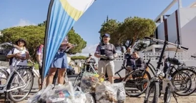 Uno de los momentos en que varios voluntarios de ILUNION Lavanderías terminan de recoger algunos de los residuos en Isla Cristina