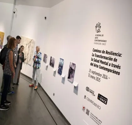Foto de imágenes y visitantes en la exposición