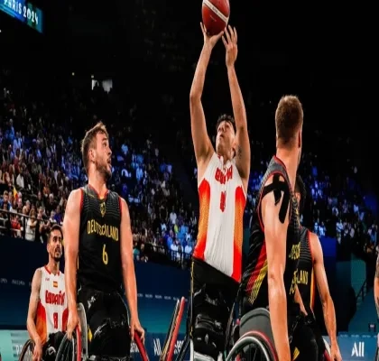 Pincho Ortega intenta encestar en el partido masculino de baloncesto en silla de ruedas entre España y Alemania en los Juegos Paralímpicos de París 2024