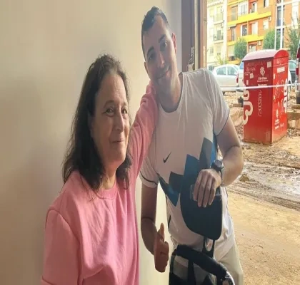 Voluntario de Cocemfe CV ayuda a una señora damnificada por la DANA