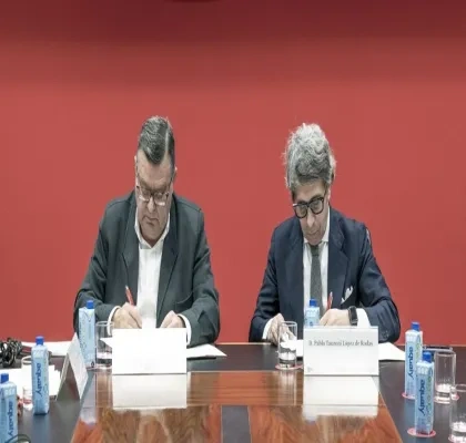 representantes de ambas entidades durante la firma del convenio en la sede de Fundación ONCE