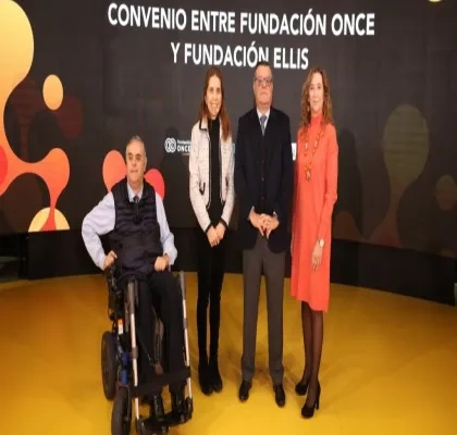 los representantes de ambas entidades firmando la alianza