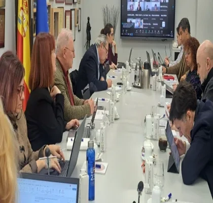 enuentro de cermi mujeres con los representantes que elaboran la propuesta legal, reunidos en una mesa