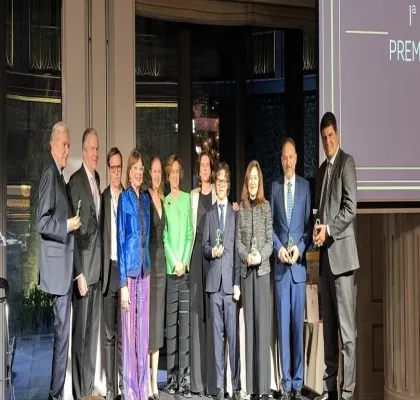 representantes de distintas autoridades y entidades premiadas durante la gala benéfica