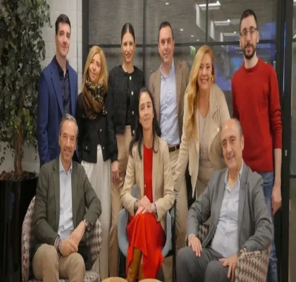 los representantes de ambas entidades posando para una imagen de la firma del acuerdo