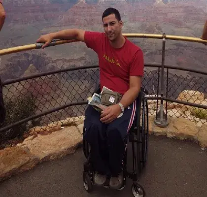 El ingeniero informático granadino, José Antonio Martín García, con parálisis cerebral y usuario de silla de ruedas, en uno de sus viajes (Fuente: La Ciudad Accesible)