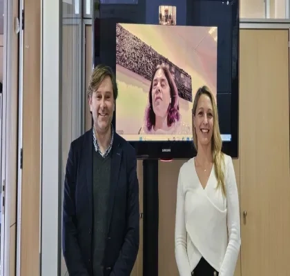 De derecha a izquierda, Carolina Vera de Decker, Virginia Carcedo (en la pantalla) y Jaume Ferriol