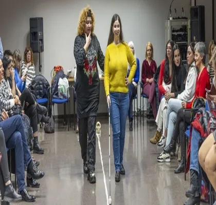 Mujer ciega durante el ensayo para el desfile