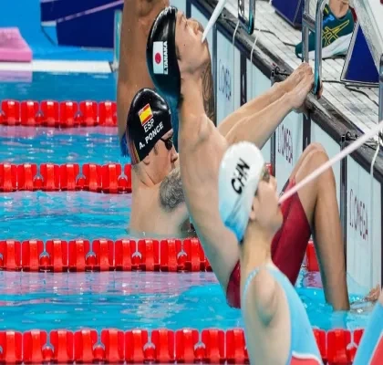 Nadadores paralímpicos antes de una prueba