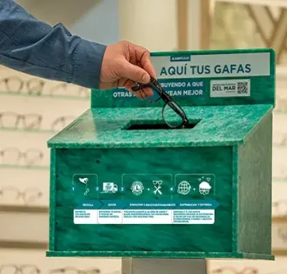 Una de la urnas urilizada para depositar las gafas usadas en una de las ópticas de ALAIN AFFLELOU, que luego las reacondicionan para a ONG Lions Club Internaciona (Fuente: ALAIN AFFLELOU)