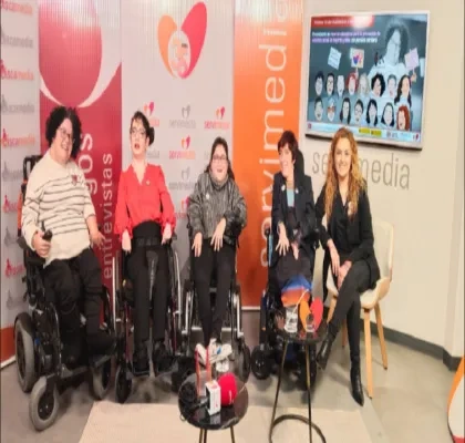 Las 5 ponentes durante la presentación de la guía dentro del plató de Servimedia