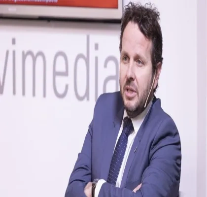 El director de Relaciones Internacionales del Grupo Social ONCE en el plató de Servimedia TV