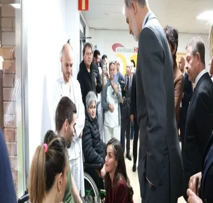 Los Reyes dialogando con pacientes del Hospital Nacional de Parapléjicos