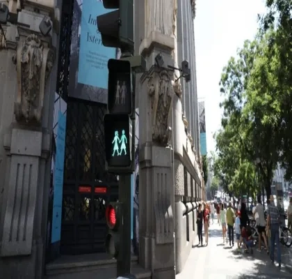 samáforo de señal acústica en una calle de Madrid