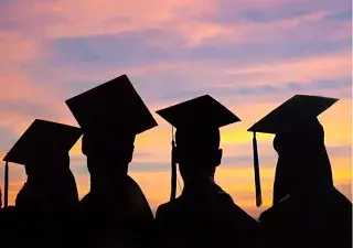 Imagen alusiva a estudiantes universitarios en día de su graduación