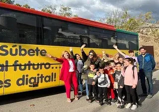 foto de mujeres y niños en el autobús de Inspiring Girls