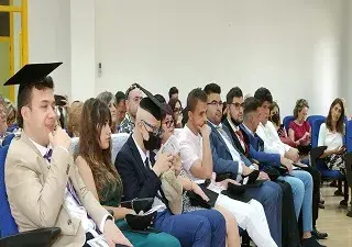 jóvenes con discapacidad intelectual en un acto en la universidad