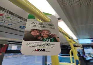 cartel colgado en una barra del metro sobre la ostomía