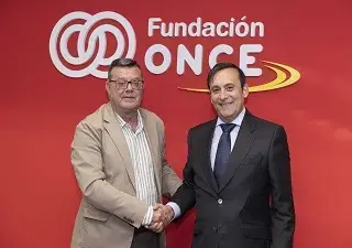 Presidentes de fundación Cofares y ONCE dándose la mano para mejorar la salud y la inclusión de las personas con discapacidad