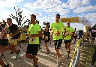 personas corriendo en la VI carrera solidaria por la educación financiera y la inclusión